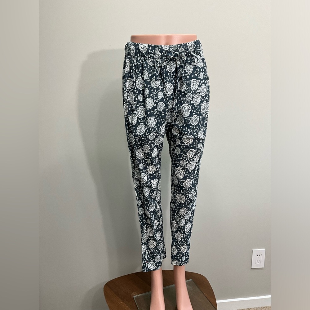 XiRENA Black & White Floral Cropped Drawstring Pants
